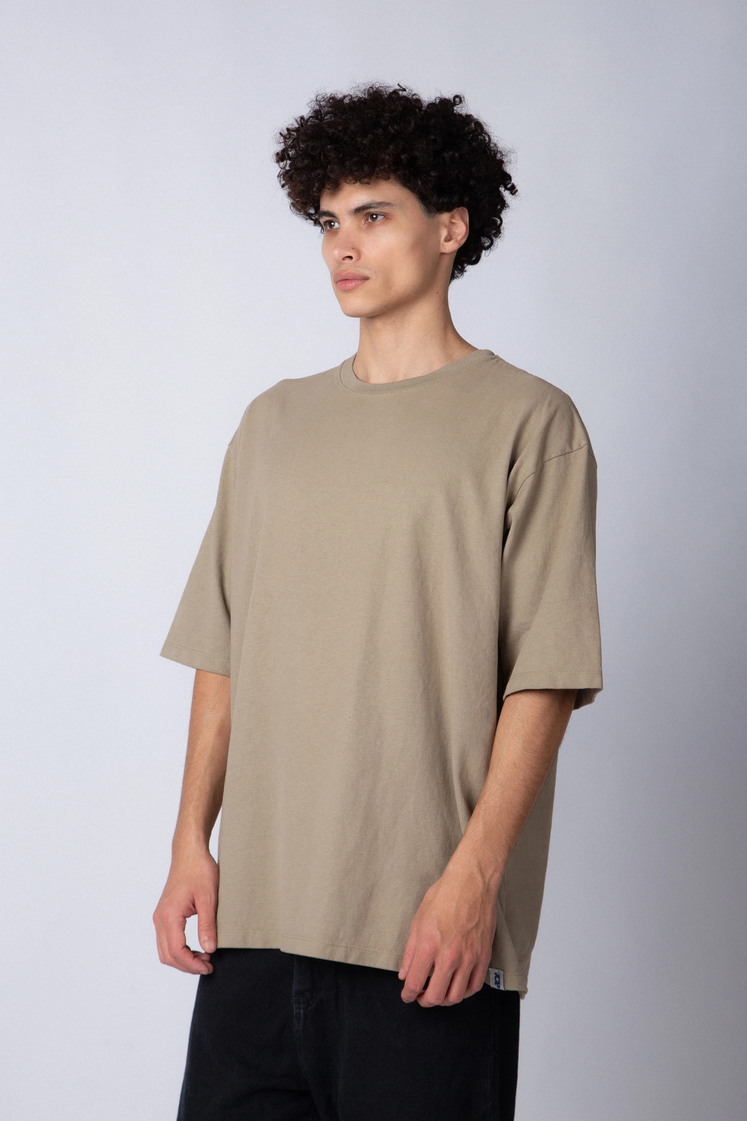 Remera Over Carl Beige - Image 3