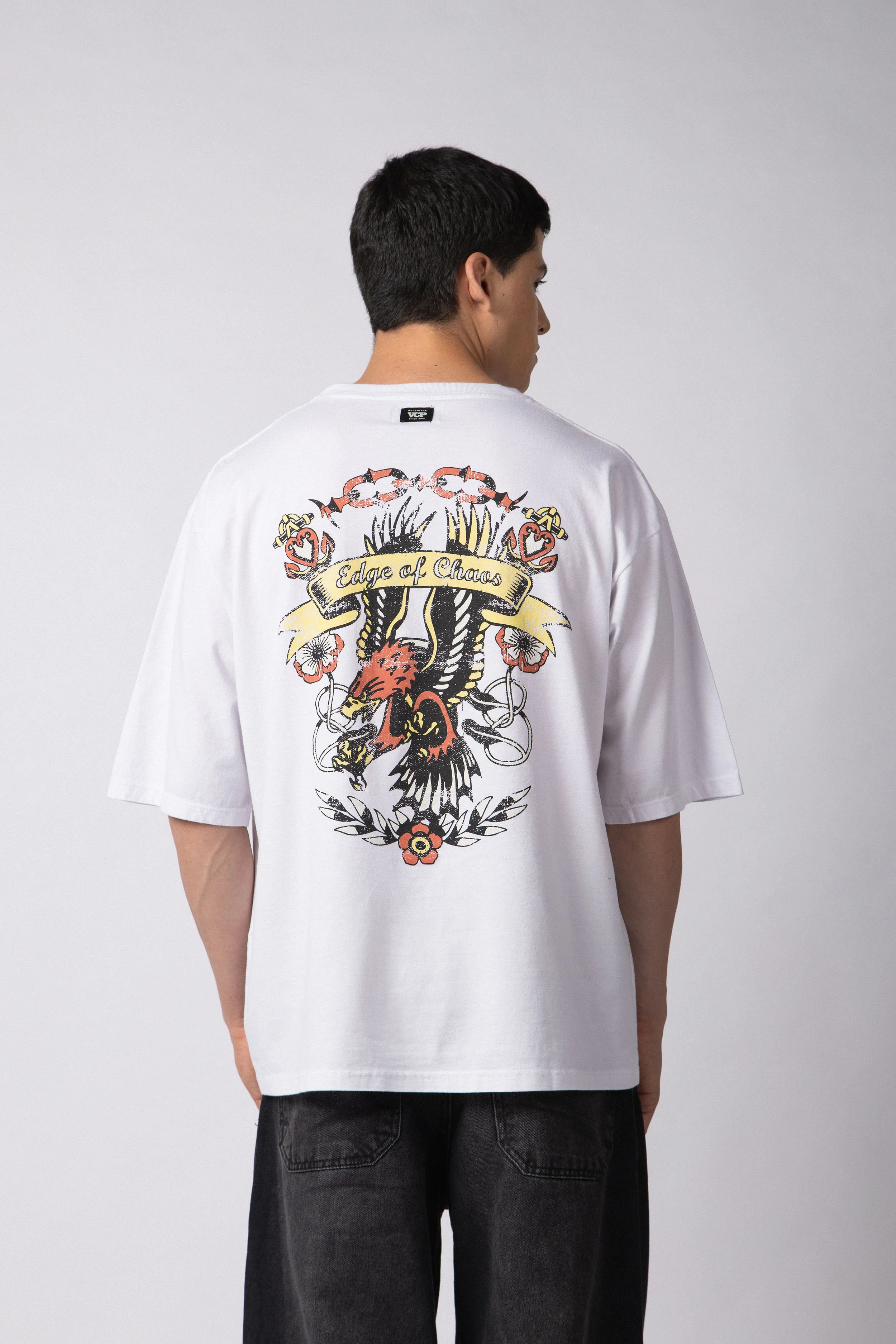 Remera Over Taz Chaos Blanca - Image 2