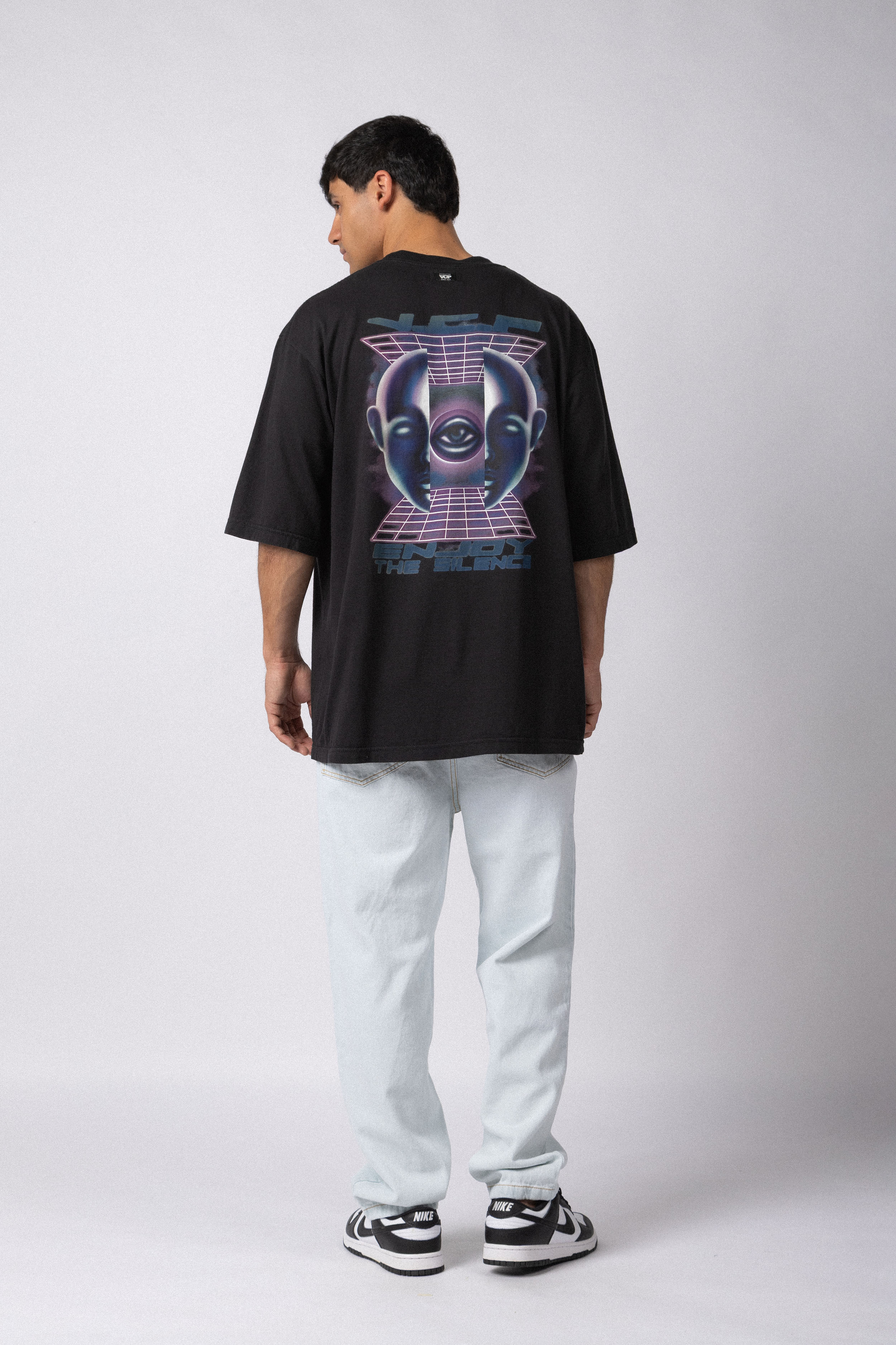 Remera Over Taz Enjoy Negra - Image 3