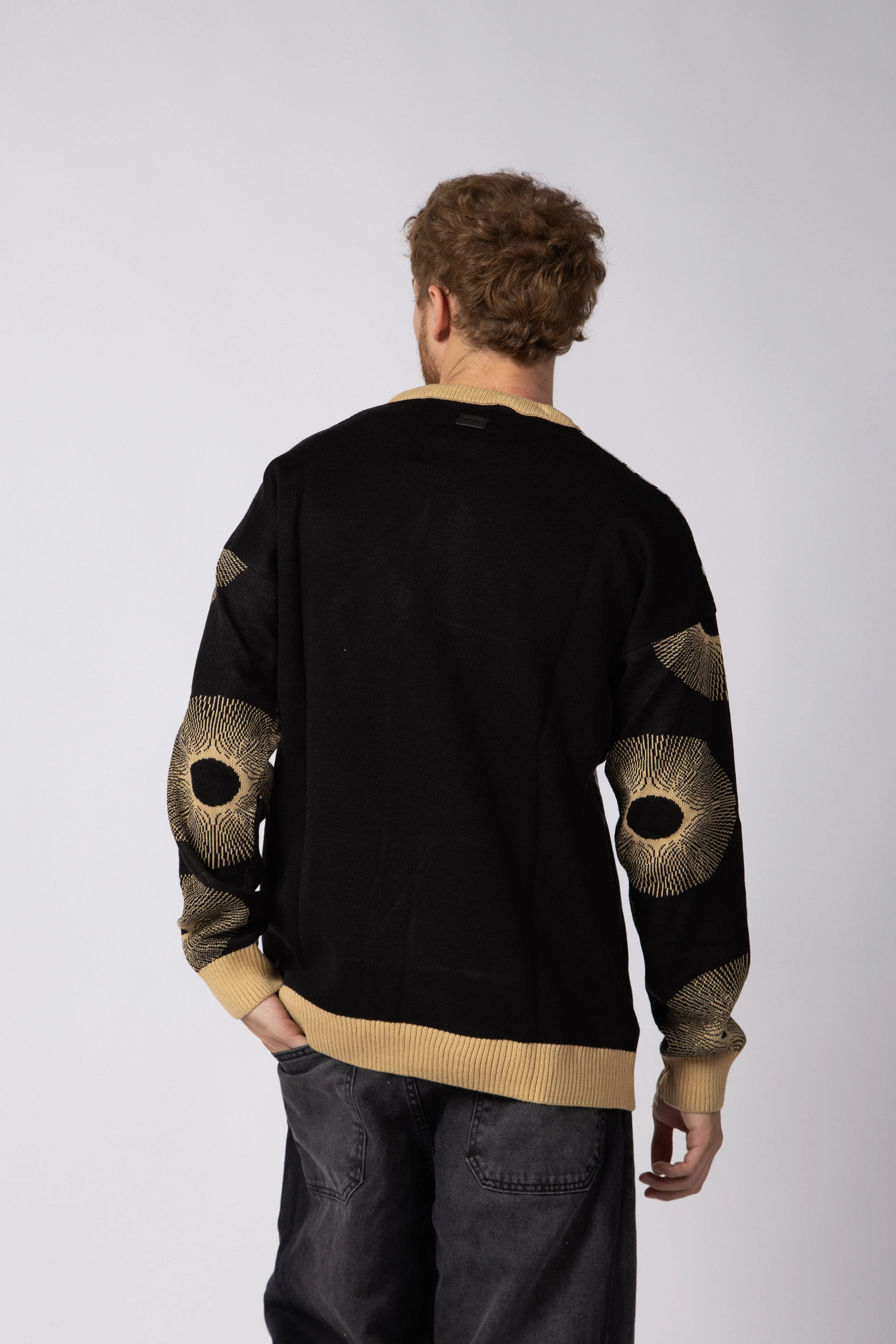 Sweater Over Felino - Image 4